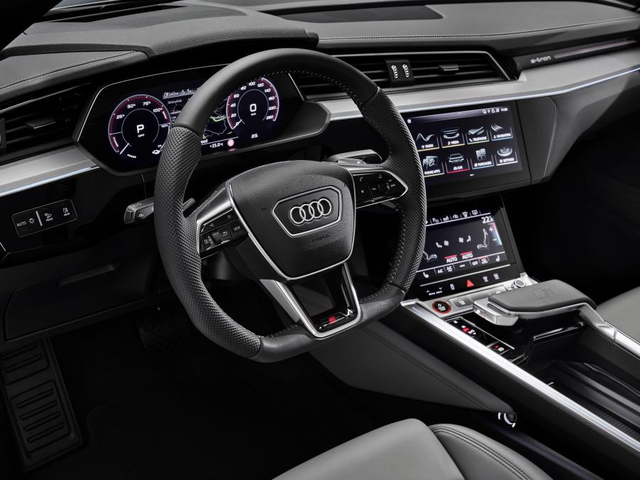 Торпедо Audi e-tron S Sportback 2020 года  (WW) (фото 66 из 77)